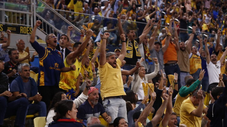 Aficionados del Dreamland Gran Canaria celebran con entusiasmo en el estadio.