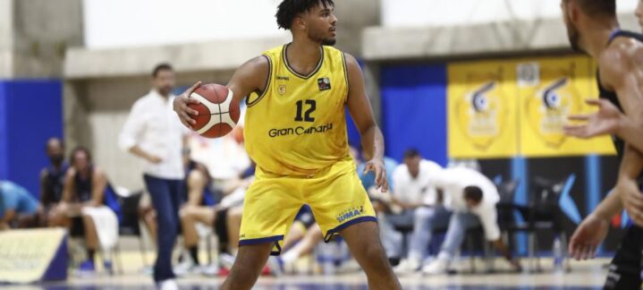 Jugador de baloncesto del Gran Canaria con el balón, en acción durante un partido.