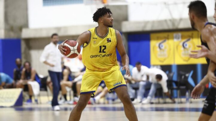 Jugador de baloncesto del Gran Canaria con el balón, en acción durante un partido.