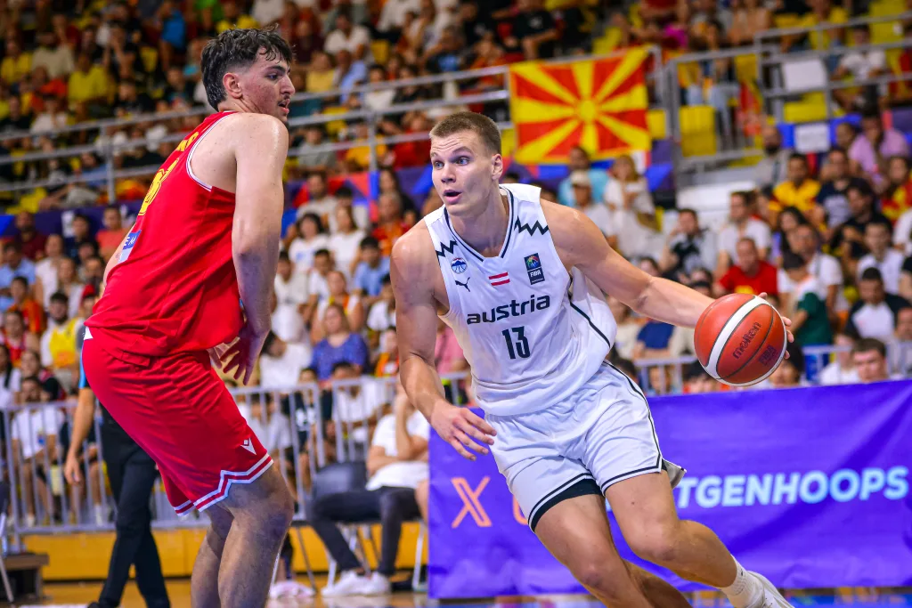 Fynn Schott dribla el balón mientras se enfrenta a un jugador rival en el Europeo U18.
