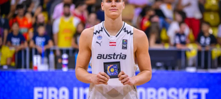 Fynn Schott con medalla en el Europeo U18 B, celebrado en un pabellón lleno.