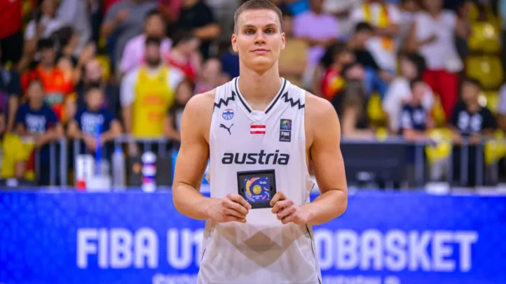 Fynn Schott con medalla en el Europeo U18 B, celebrado en un pabellón lleno.