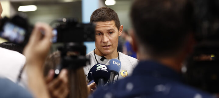 Jaka Lakovic responde a preguntas de los medios en un evento del club de baloncesto.