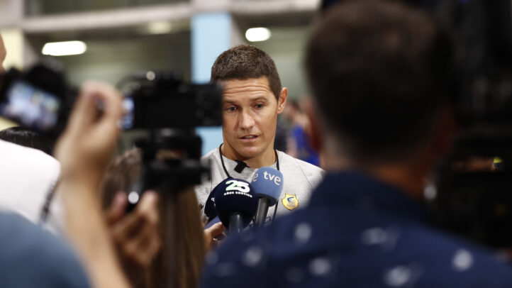 Jaka Lakovic responde a preguntas de los medios en un evento del club de baloncesto.