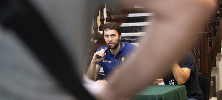 presentado en Teror: ""Quiero volver a ser el jugador que sé que puedo ser""","Mike Tobey en la presentación en Teror, hablando en una mesa de conferencias.