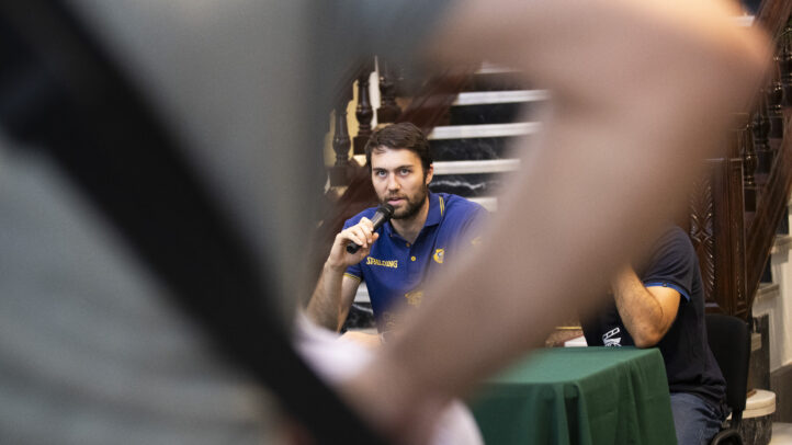 presentado en Teror: ""Quiero volver a ser el jugador que sé que puedo ser""","Mike Tobey en la presentación en Teror, hablando en una mesa de conferencias.