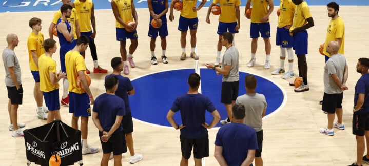 Entrenamiento del Dreamland Gran Canaria con jugadores y cuerpo técnico en círculo.