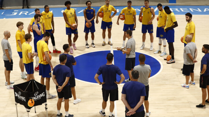 Entrenamiento del Dreamland Gran Canaria con jugadores y cuerpo técnico en círculo.