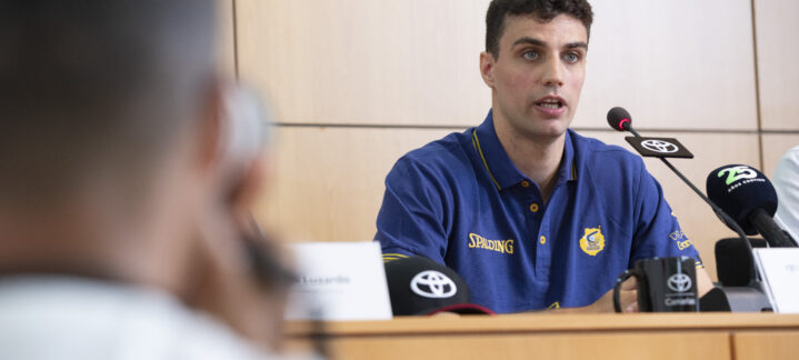 presentado en Toyota Canarias: ""Me gustaría que los compañeros y la afición confíen en mí""","Carlos Alocén durante una rueda de prensa en Toyota Canarias, hablando a los medios.