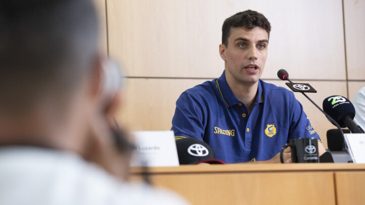 presentado en Toyota Canarias: ""Me gustaría que los compañeros y la afición confíen en mí""","Carlos Alocén durante una rueda de prensa en Toyota Canarias, hablando a los medios.