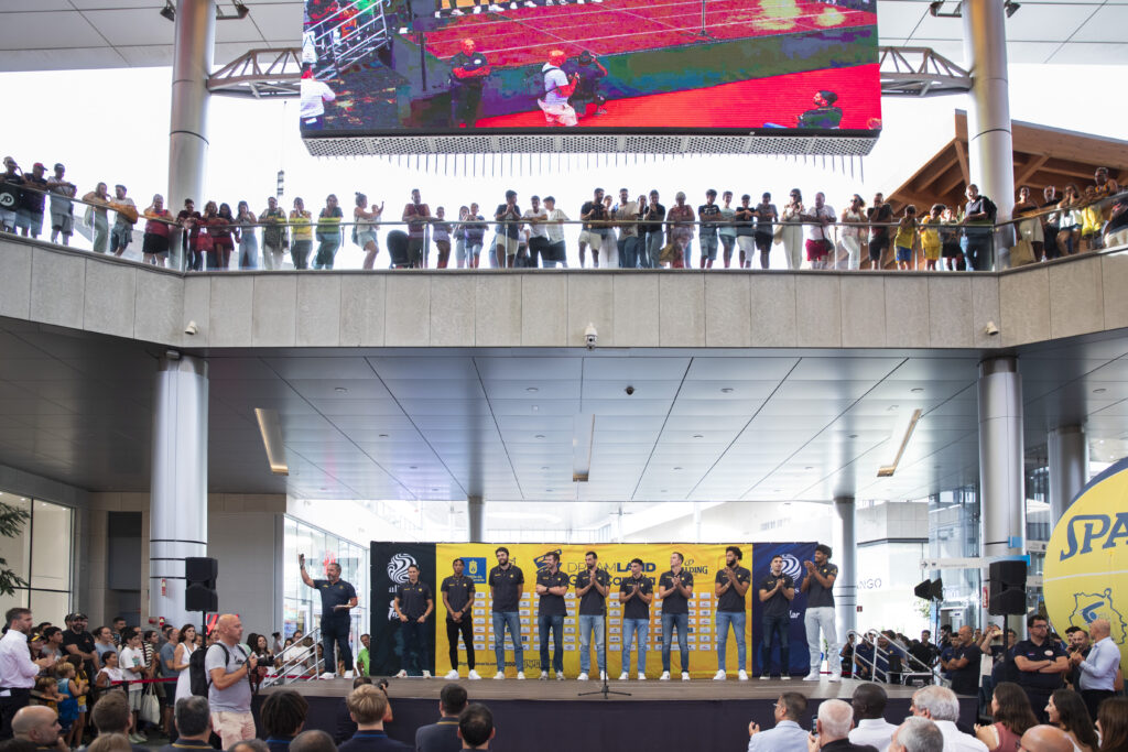 El equipo del Dreamland Gran Canaria se presenta en un evento ante una multitud.