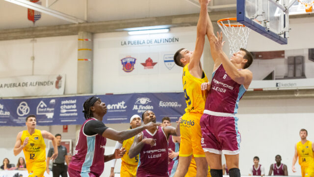 Jugadores de baloncesto en acción durante un partido entre Dreamland Gran Canaria y Hiopos Lleida.
