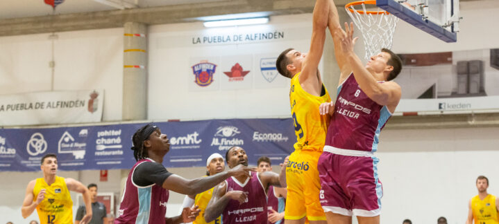 Jugadores de baloncesto en acción durante un partido entre Dreamland Gran Canaria y Hiopos Lleida.