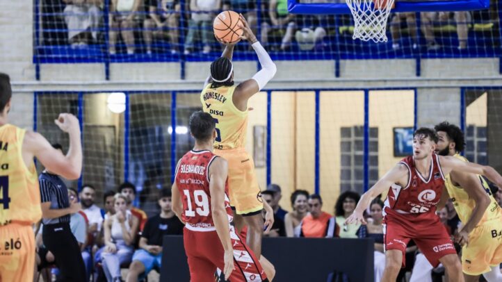Jugador del Dreamland Gran Canaria lanzando a canasta en un partido de pretemporada.