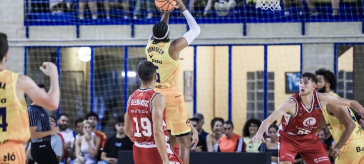 próxima parada en la pretemporada amarilla",Jugador del CB Gran Canaria lanza a canasta durante un partido de baloncesto.