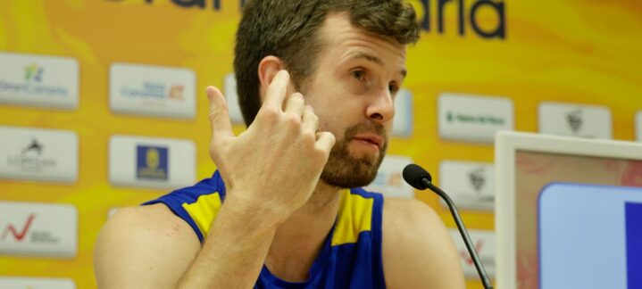 John Shurna hablando en una rueda de prensa del Club Baloncesto Gran Canaria.