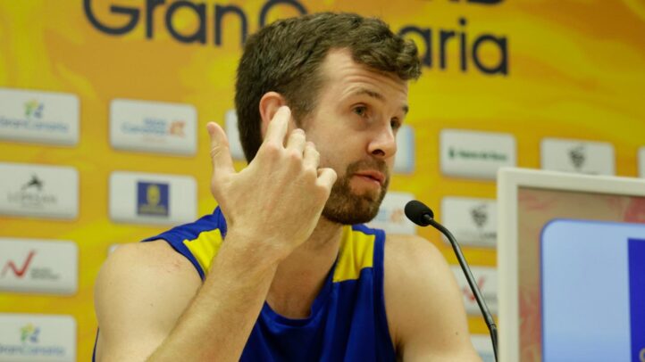 John Shurna hablando en una rueda de prensa del Club Baloncesto Gran Canaria.