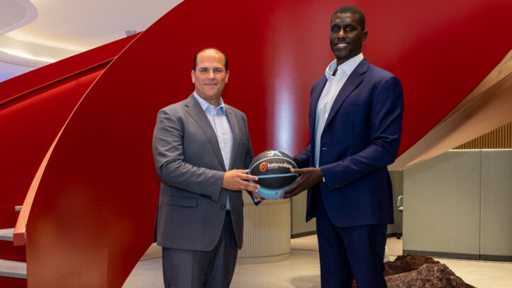 Ejecutivos del Club Baloncesto Gran Canaria presentan el nuevo patrocinio de CaixaBank.