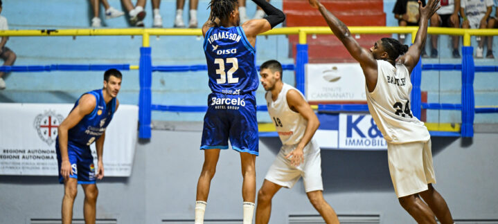 Jugador lanzando a canasta durante el partido entre Dreamland Gran Canaria y PAOK BC.
