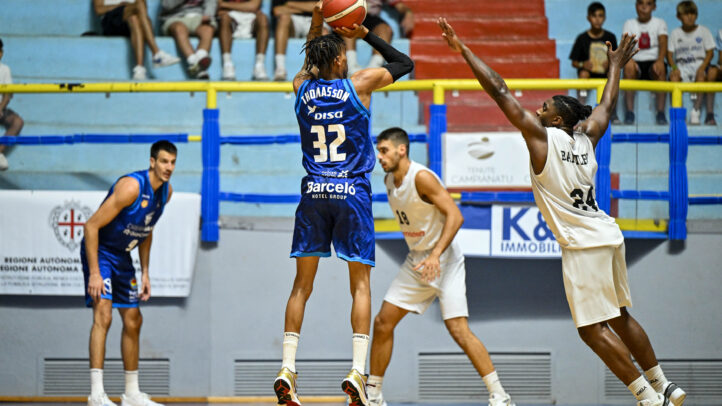 Jugador lanzando a canasta durante el partido entre Dreamland Gran Canaria y PAOK BC.