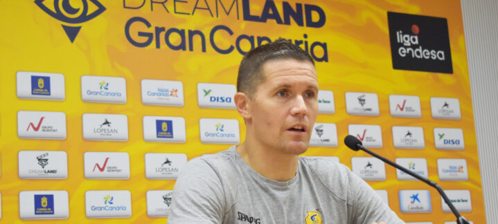 Jaka Lakovic en rueda de prensa, hablando sobre un próximo partido.