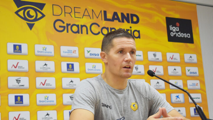 Jaka Lakovic en rueda de prensa, hablando sobre un próximo partido.