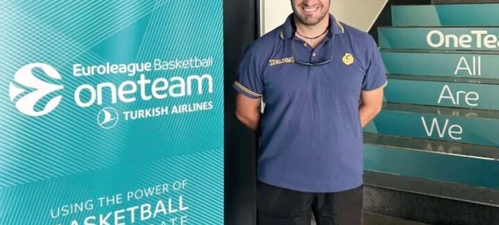 presente en el 14th One Team Annual Workshop 2024",Javier Choren posando junto al banner del 14th One Team Annual Workshop 2024.