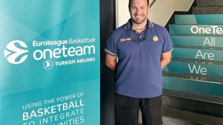 presente en el 14th One Team Annual Workshop 2024",Javier Choren posando junto al banner del 14th One Team Annual Workshop 2024.