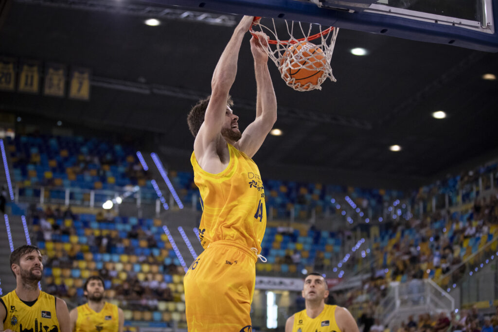 Jugador del Gran Canaria realizando un mate en el Gran Canaria Arena.