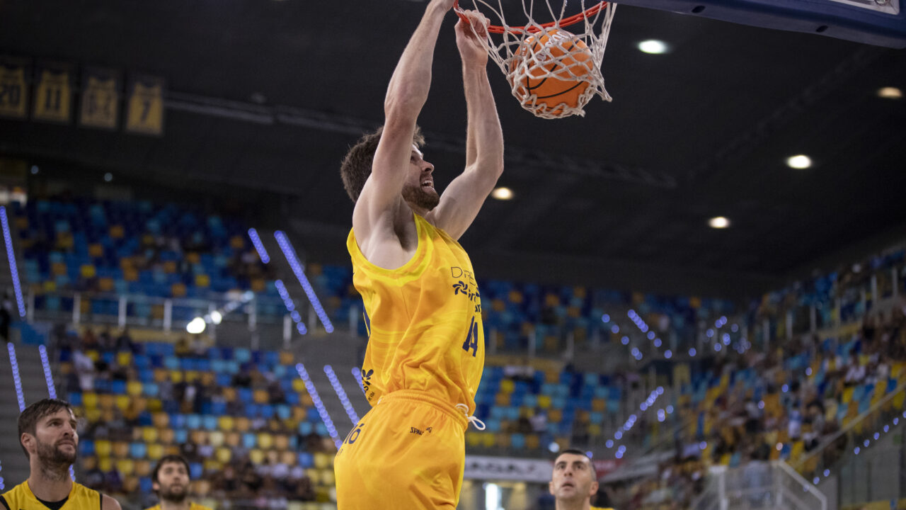 Jugador del Gran Canaria realizando un mate en el Gran Canaria Arena.