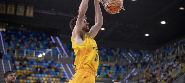 Jugador del Gran Canaria realizando un mate en el Gran Canaria Arena.
