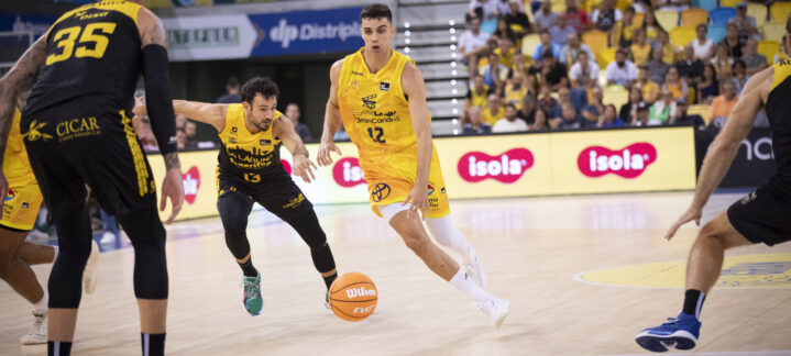 Jugadores corren tras el balón en un partido de baloncesto en el Santiago Martín.
