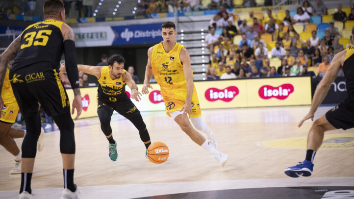 Jugadores corren tras el balón en un partido de baloncesto en el Santiago Martín.