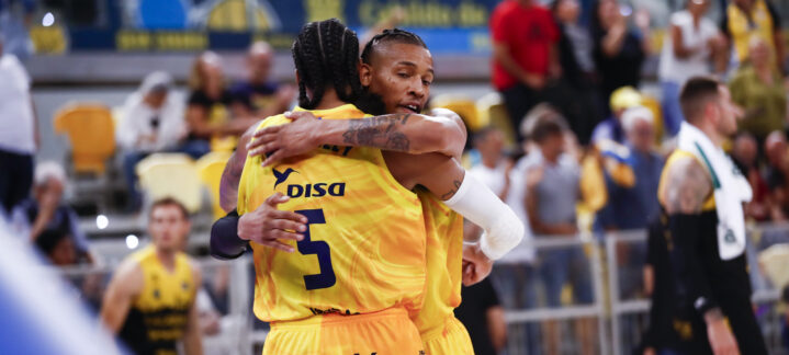 Jugadores del Dreamland Gran Canaria celebran un momento tras un partido en la cancha.