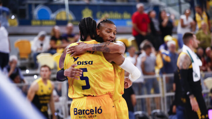 Jugadores del Dreamland Gran Canaria celebran un momento tras un partido en la cancha.