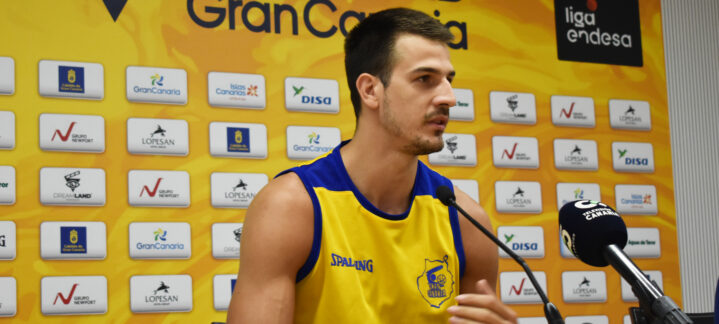 Nico Brussino habla en rueda de prensa con logos del Club Baloncesto Gran Canaria detrás.