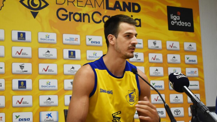 Nico Brussino habla en rueda de prensa con logos del Club Baloncesto Gran Canaria detrás.