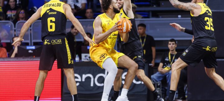 Jugadores de baloncesto en acción, el Dreamland Gran Canaria contra un equipo rival.