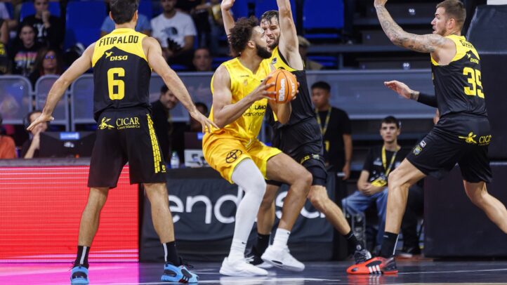 Jugadores de baloncesto en acción, el Dreamland Gran Canaria contra un equipo rival.