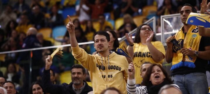 Aficionados del Club Baloncesto Gran Canaria celebrando y animando en un partido.