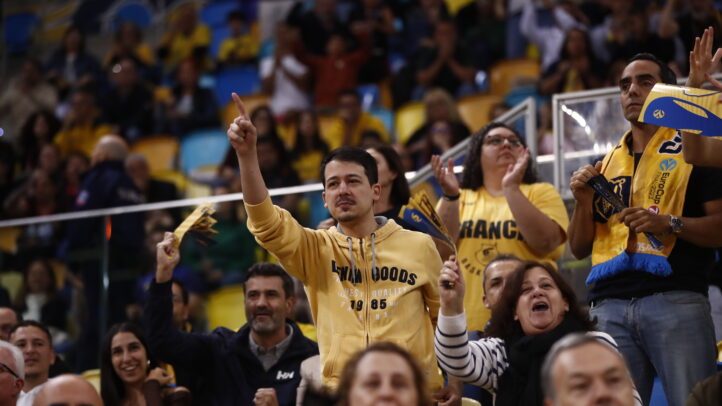 Aficionados del Club Baloncesto Gran Canaria celebrando y animando en un partido.