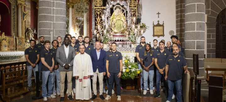 Equipo del Gran Canaria posando con ofrenda floral frente a la Virgen del Pino.