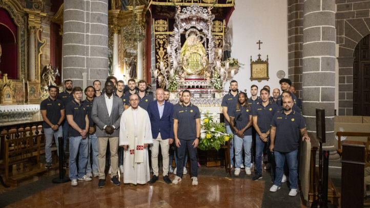Equipo del Gran Canaria posando con ofrenda floral frente a la Virgen del Pino.