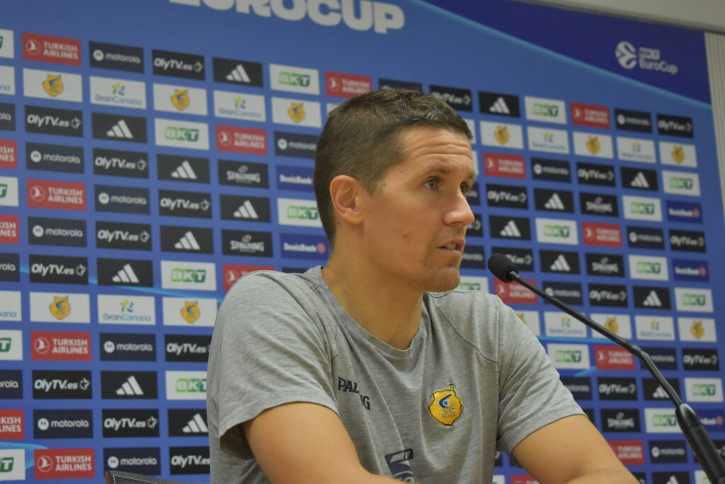 Jaka Lakovic habla en rueda de prensa sobre la preparación del equipo.