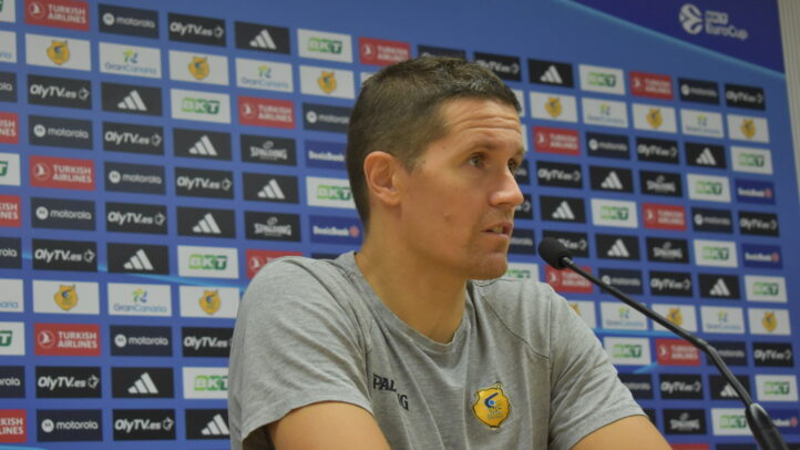 Jaka Lakovic habla en rueda de prensa sobre la preparación del equipo.