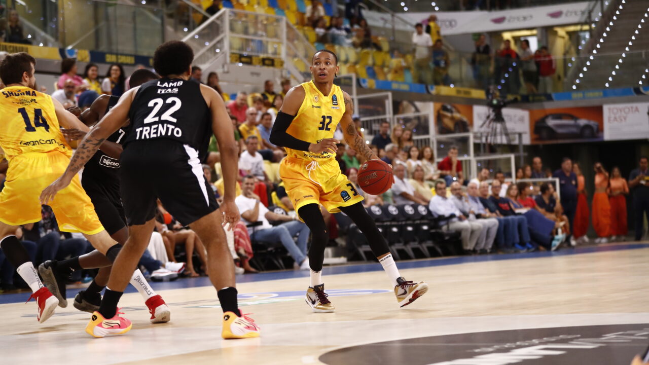 Jugador del Dreamland Gran Canaria conduce el balón en un partido frente a Badalona.
