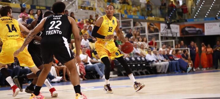 Jugador del Dreamland Gran Canaria conduce el balón en un partido frente a Badalona.