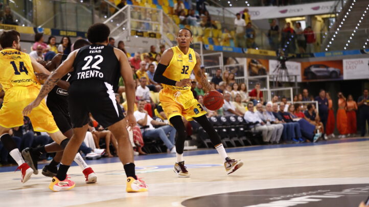 Jugador del Dreamland Gran Canaria conduce el balón en un partido frente a Badalona.