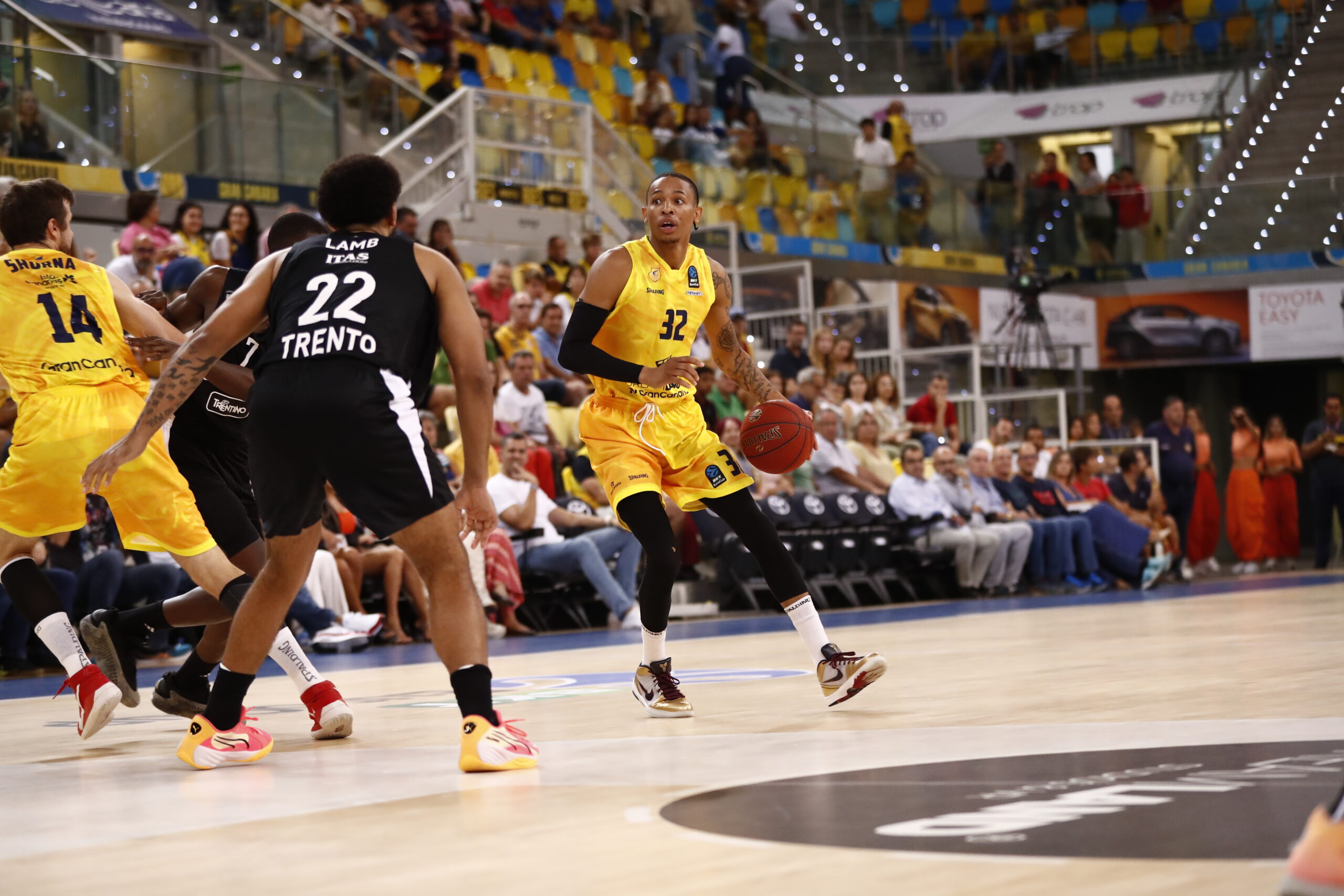 Jugador del Dreamland Gran Canaria conduce el balón en un partido frente a Badalona.