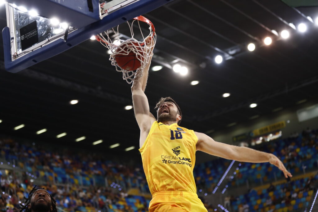  en diez claves",Jugador de baloncesto lanzando a canasta durante un partido de Dreamland Gran Canaria.